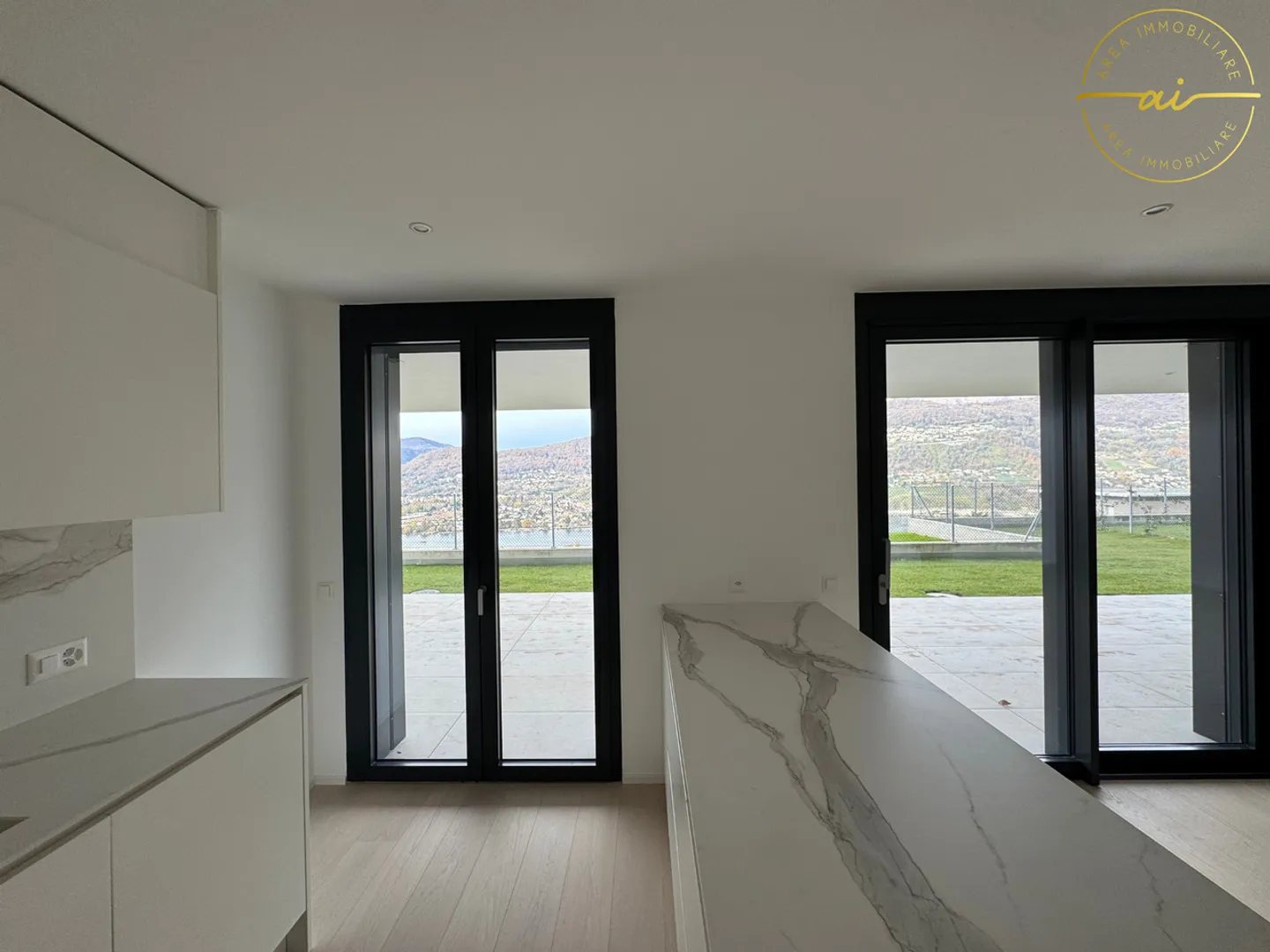 4.5-ROOM APARTMENT WITH LAKE VIEW - Photo 4 of 13