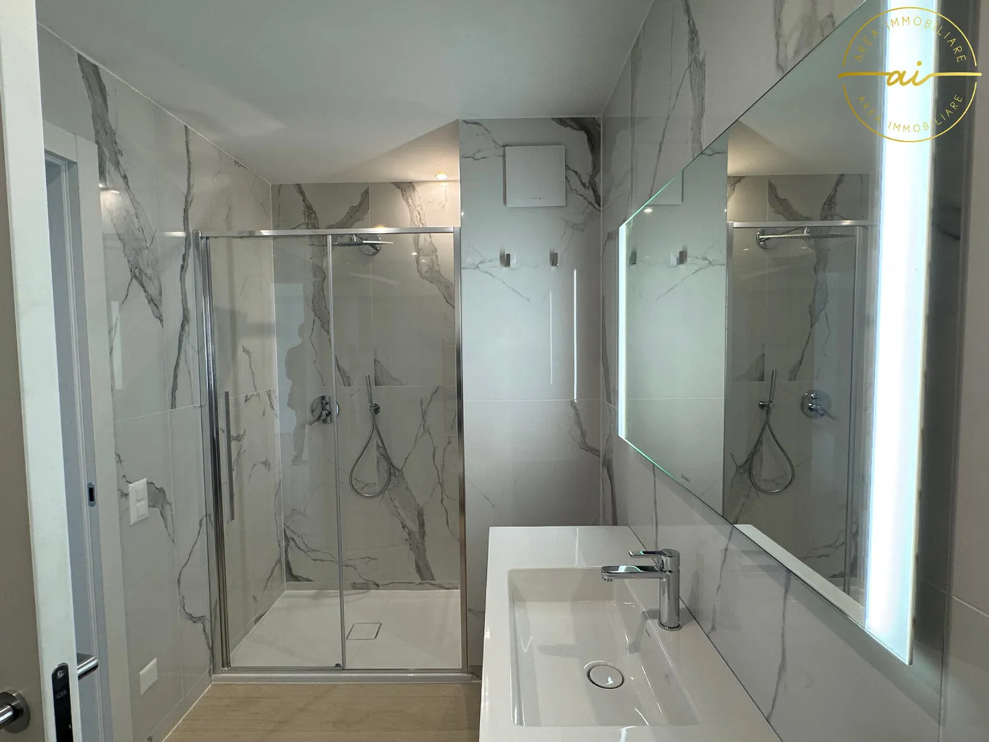 4.5-ROOM APARTMENT WITH LAKE VIEW - Photo 7 of 13
