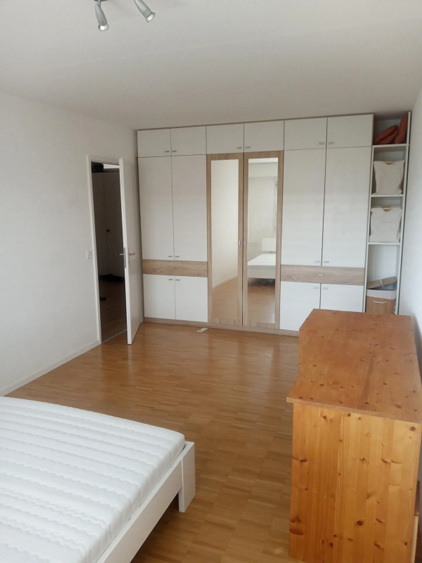 Grande chambre meublée à Emmen - Photo 1 sur 8