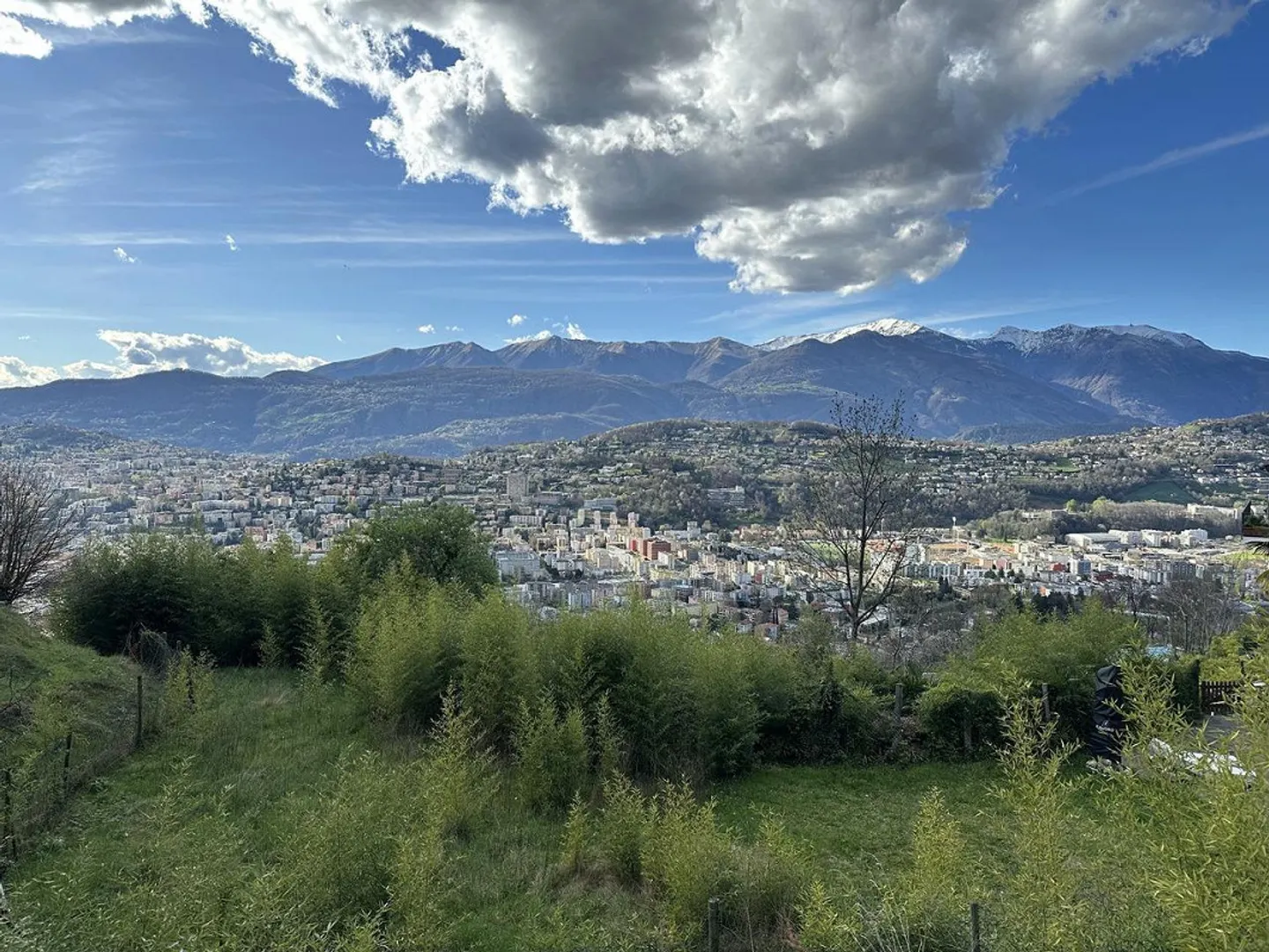 Terreno edificabile con vista città e montagne - Foto 1 di 1