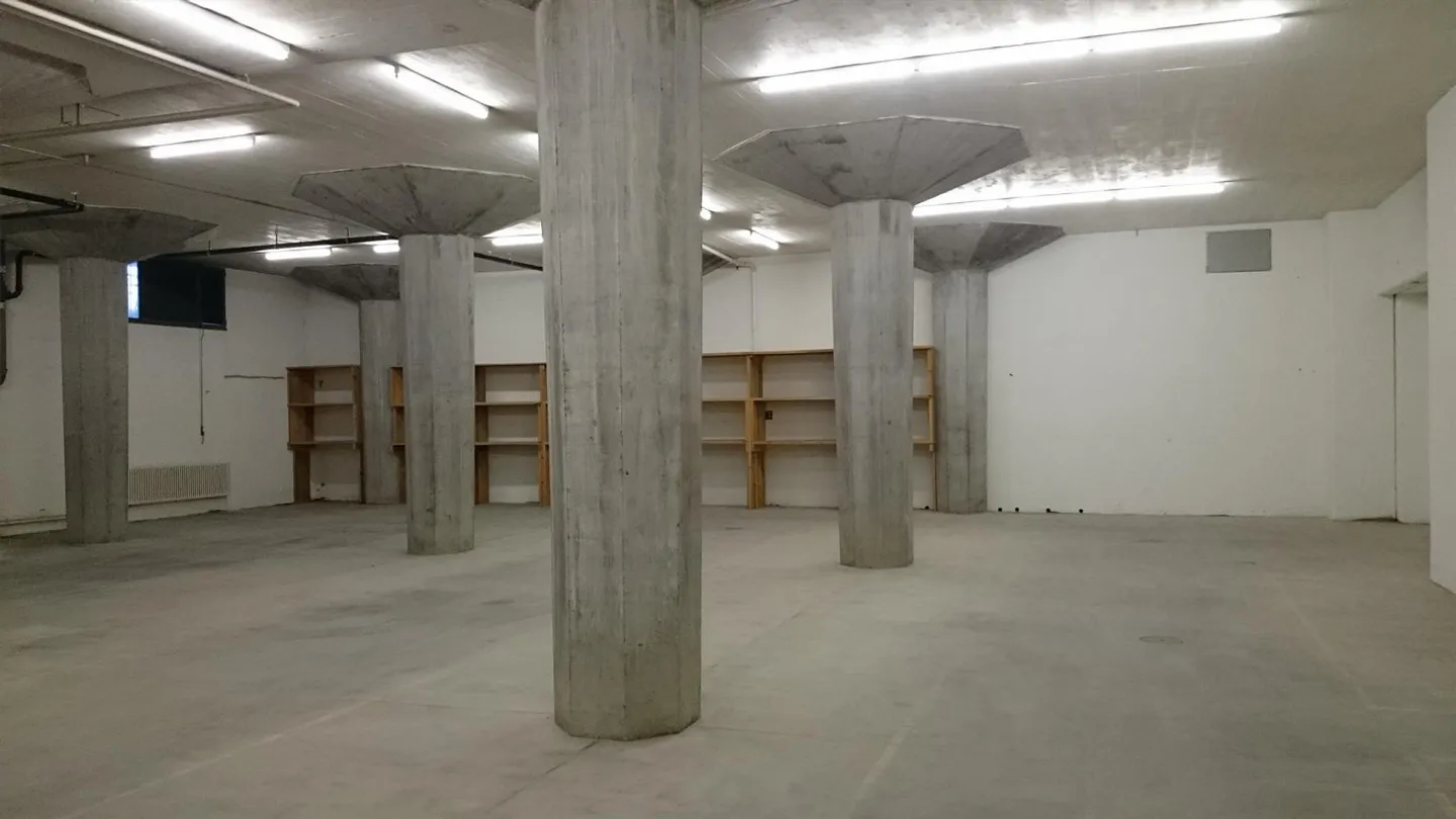 Spazio Commerciale Centrale - Ideale per Esposizioni, Atelier o Magazzino - Foto 2 di 3