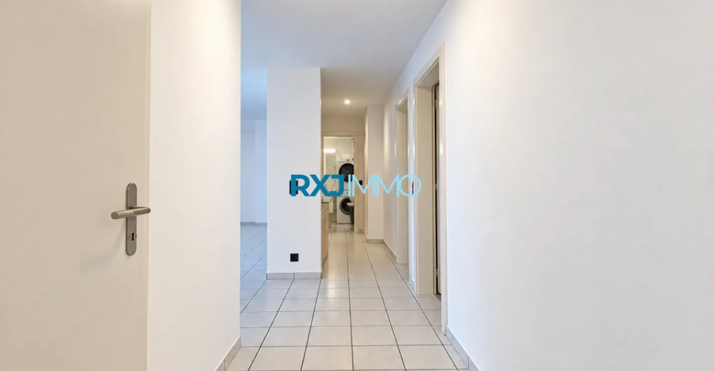 Appartement Charmant avec Terrasse - Photo 2 sur 9