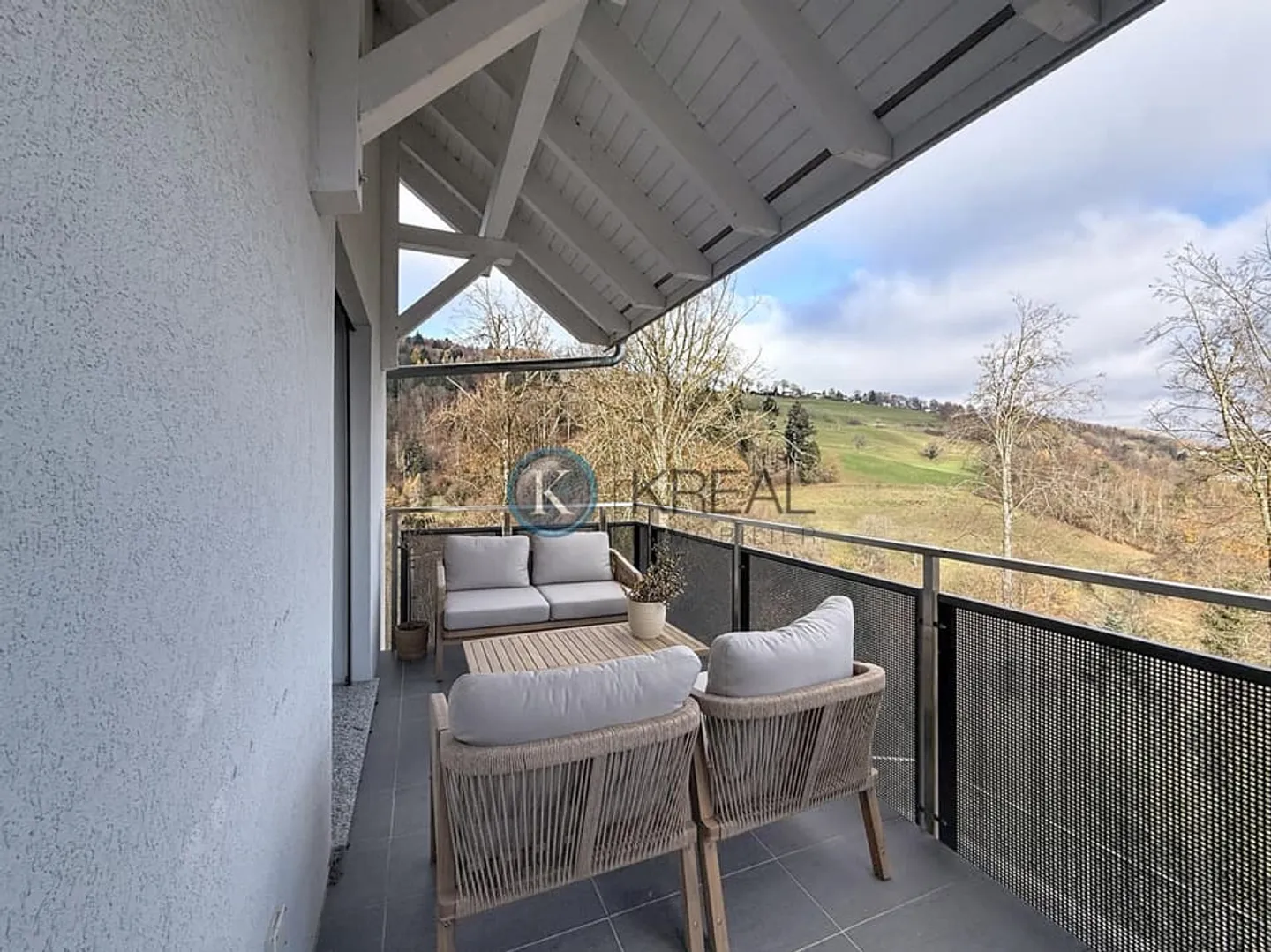 Superb semi-detached villa, quality features and privileged location - Photo 2 of 13