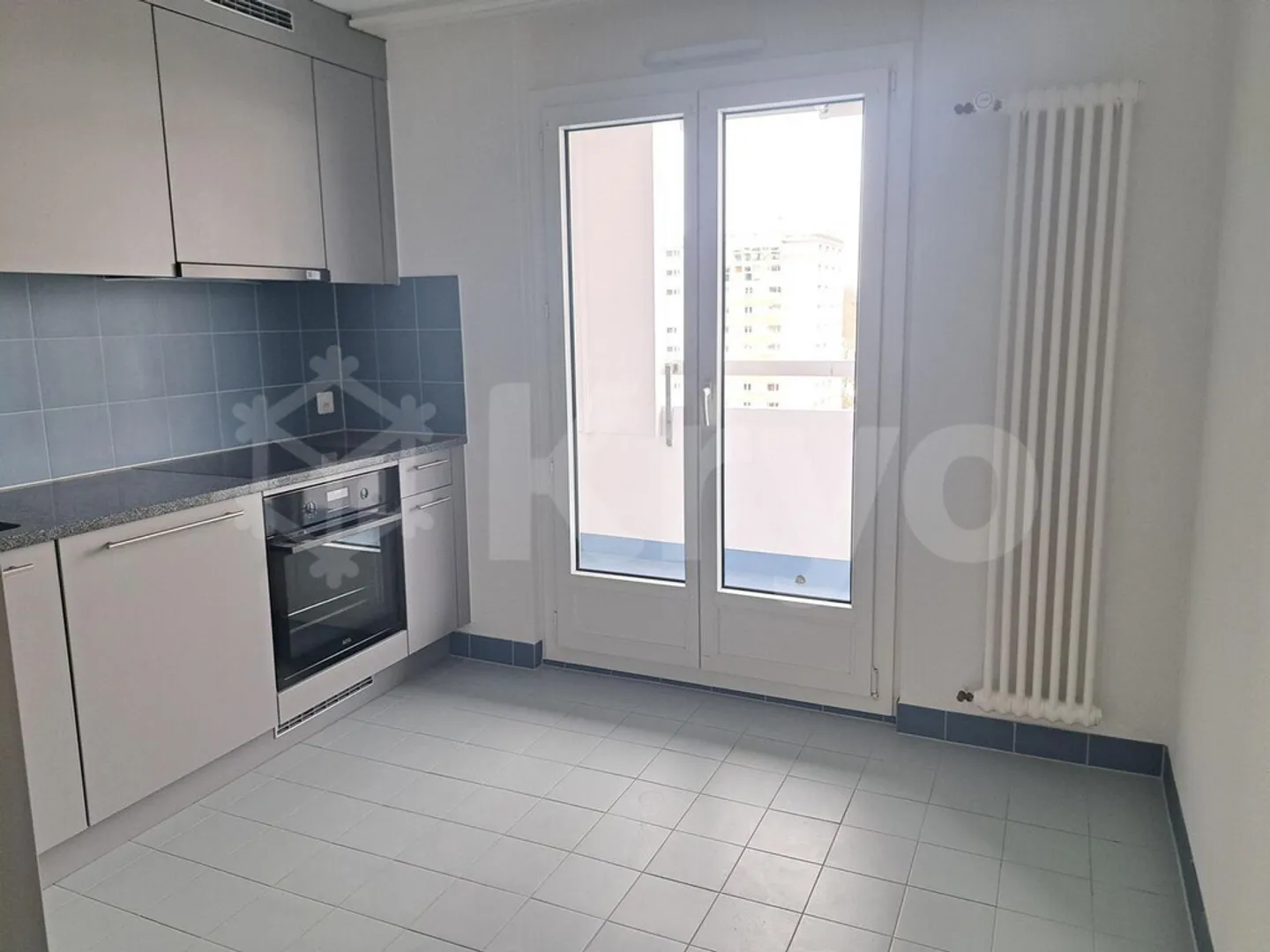 Apartment with renovation, balcony and elevator - Photo 2 of 9