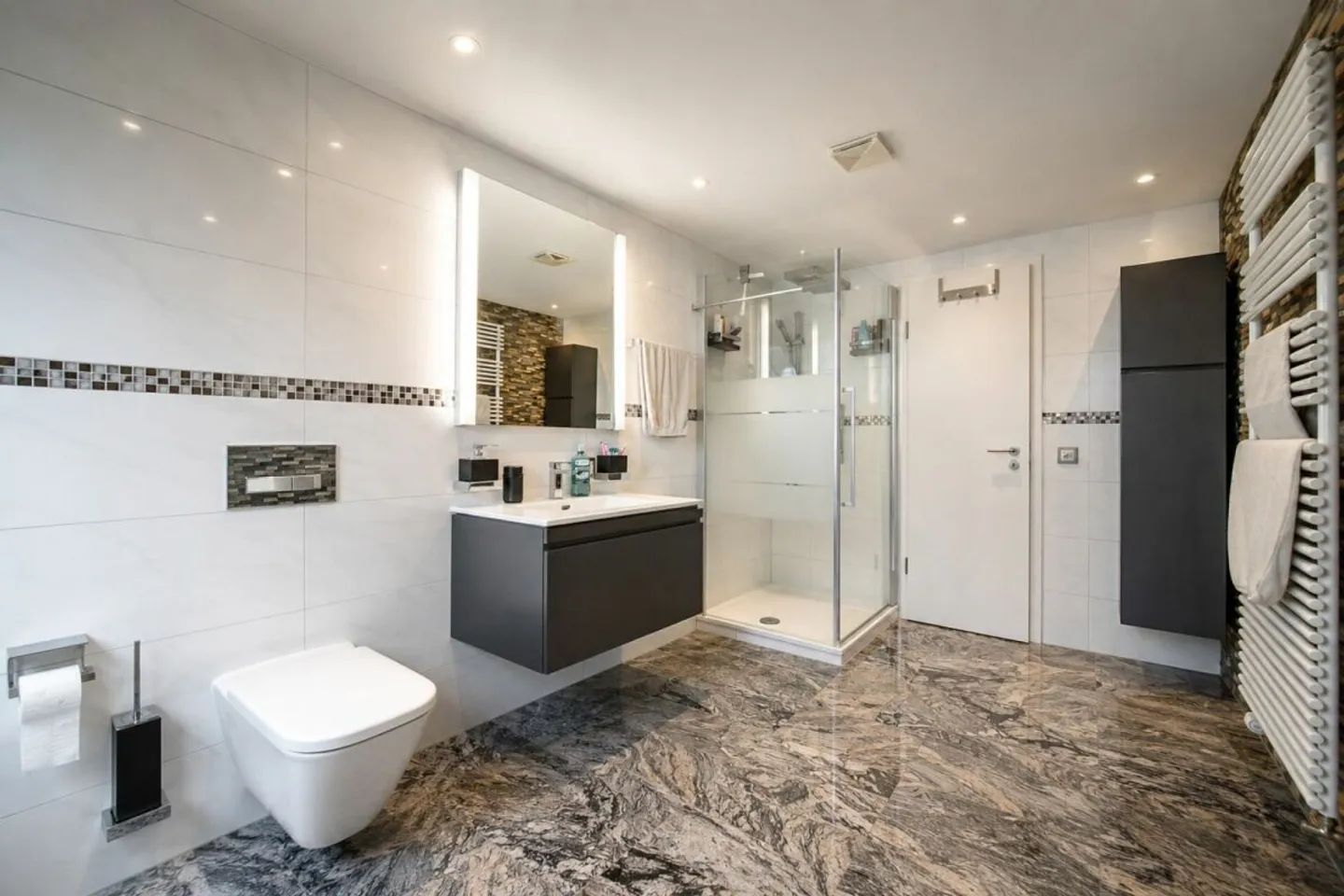 Luxurious living directly on the Rhine - exclusive 6.5-room single-family house with breathtaking views - Photo 16 of 38