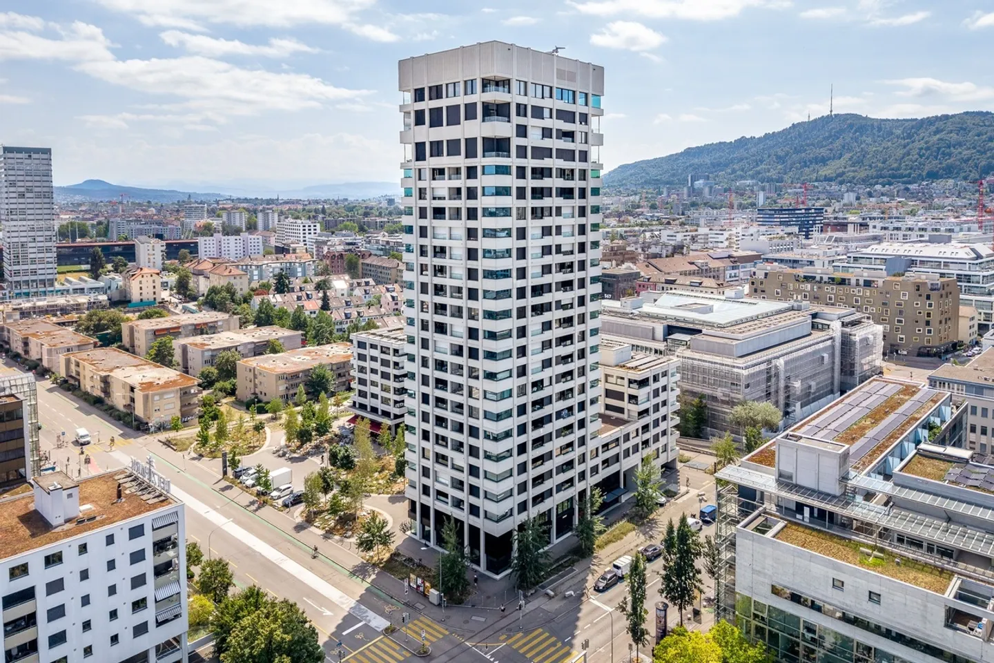 Living on the top floor with a view over Zurich - Photo 2 of 9