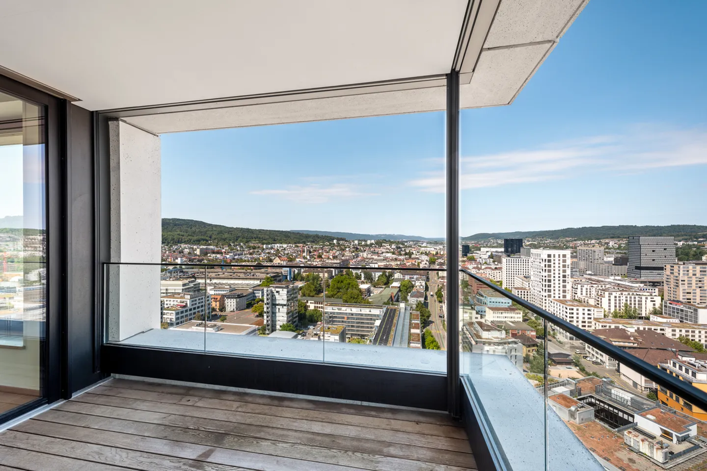 Living on the top floor with a view over Zurich - Photo 5 of 9