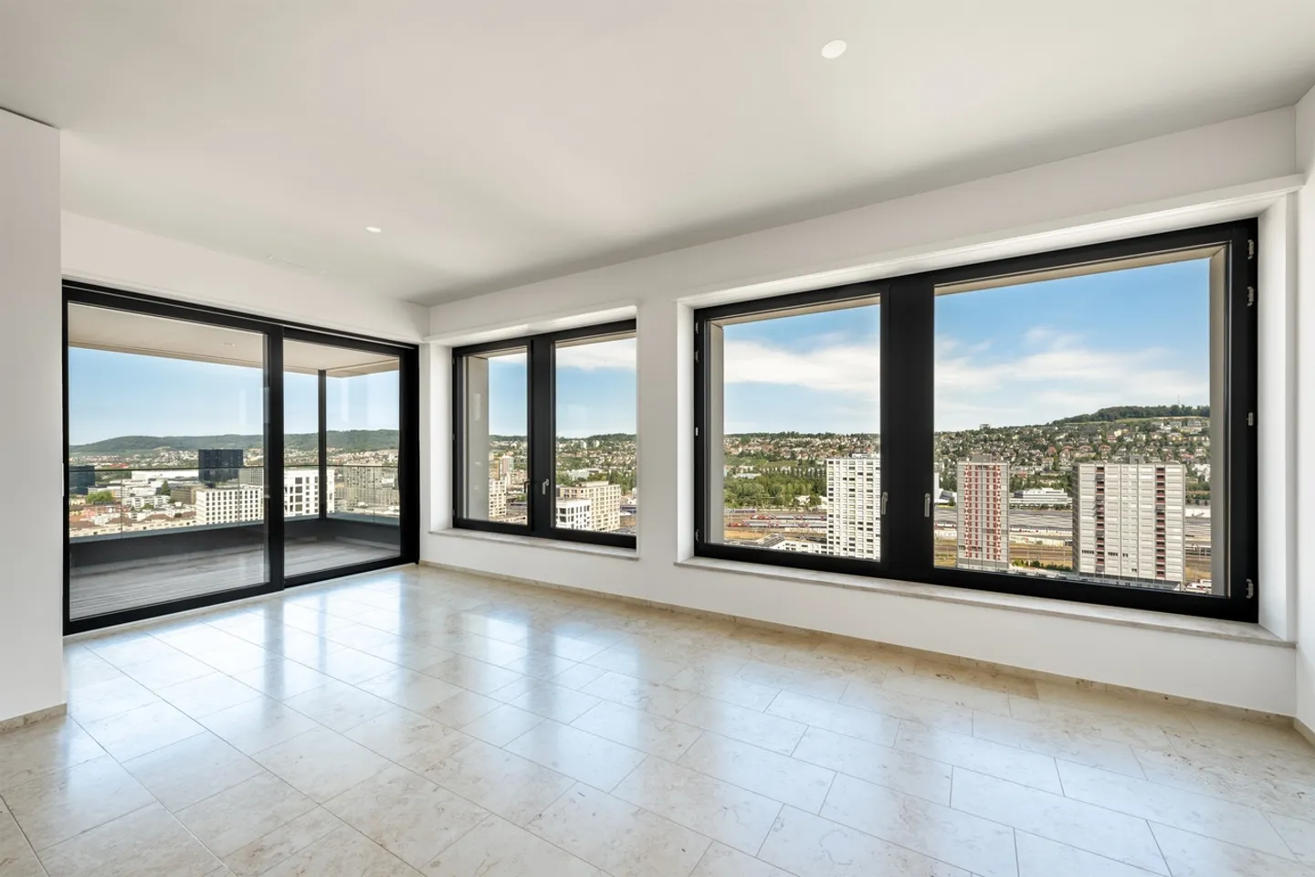 Living on the top floor with a view over Zurich - Photo 6 of 9