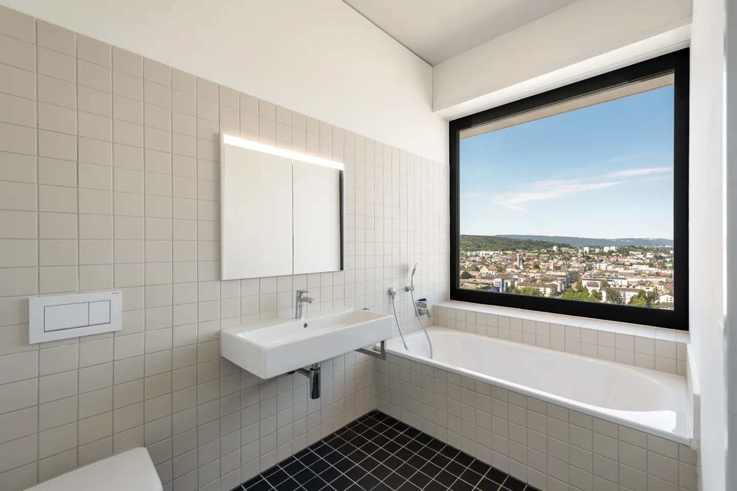 Living on the top floor with a view over Zurich - Photo 9 of 9