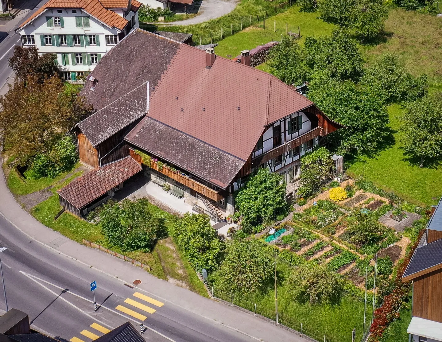 Farmhouse with 2 apartments on 3,935 m2 - Photo 1 of 20