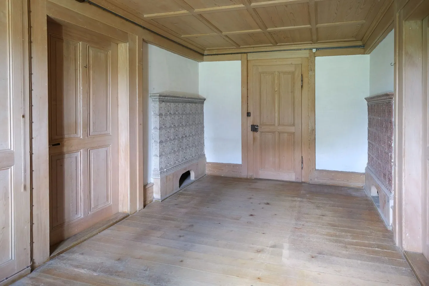 Farmhouse with 2 apartments on 3,935 m2 - Photo 3 of 20