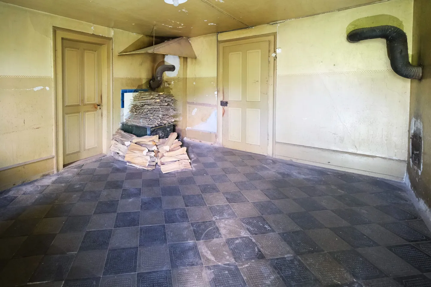 Farmhouse with 2 apartments on 3,935 m2 - Photo 9 of 20