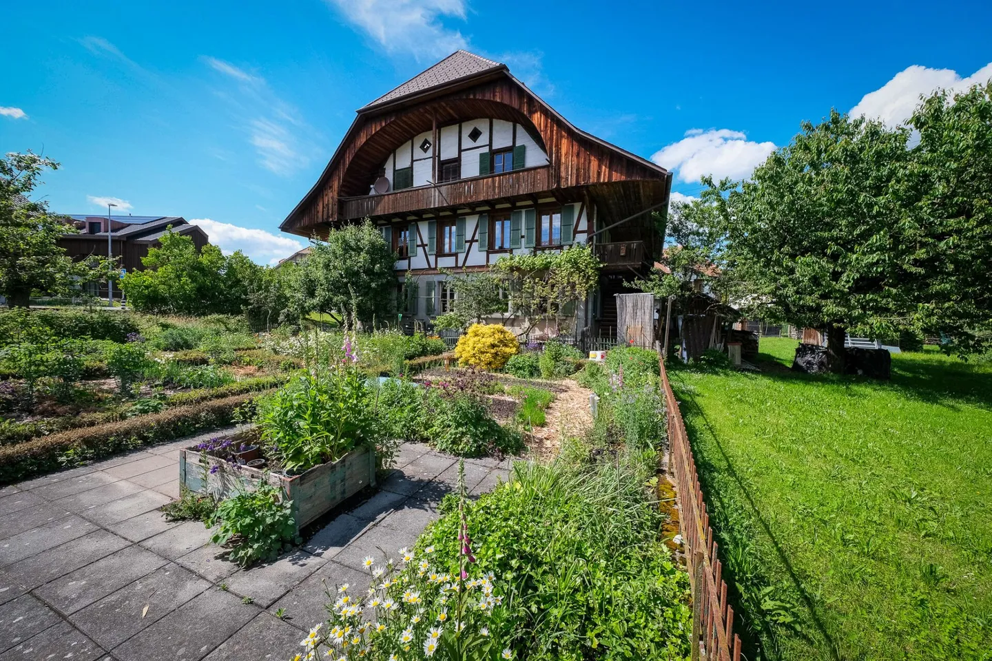 Farmhouse with 2 apartments on 3,935 m2 - Photo 13 of 20