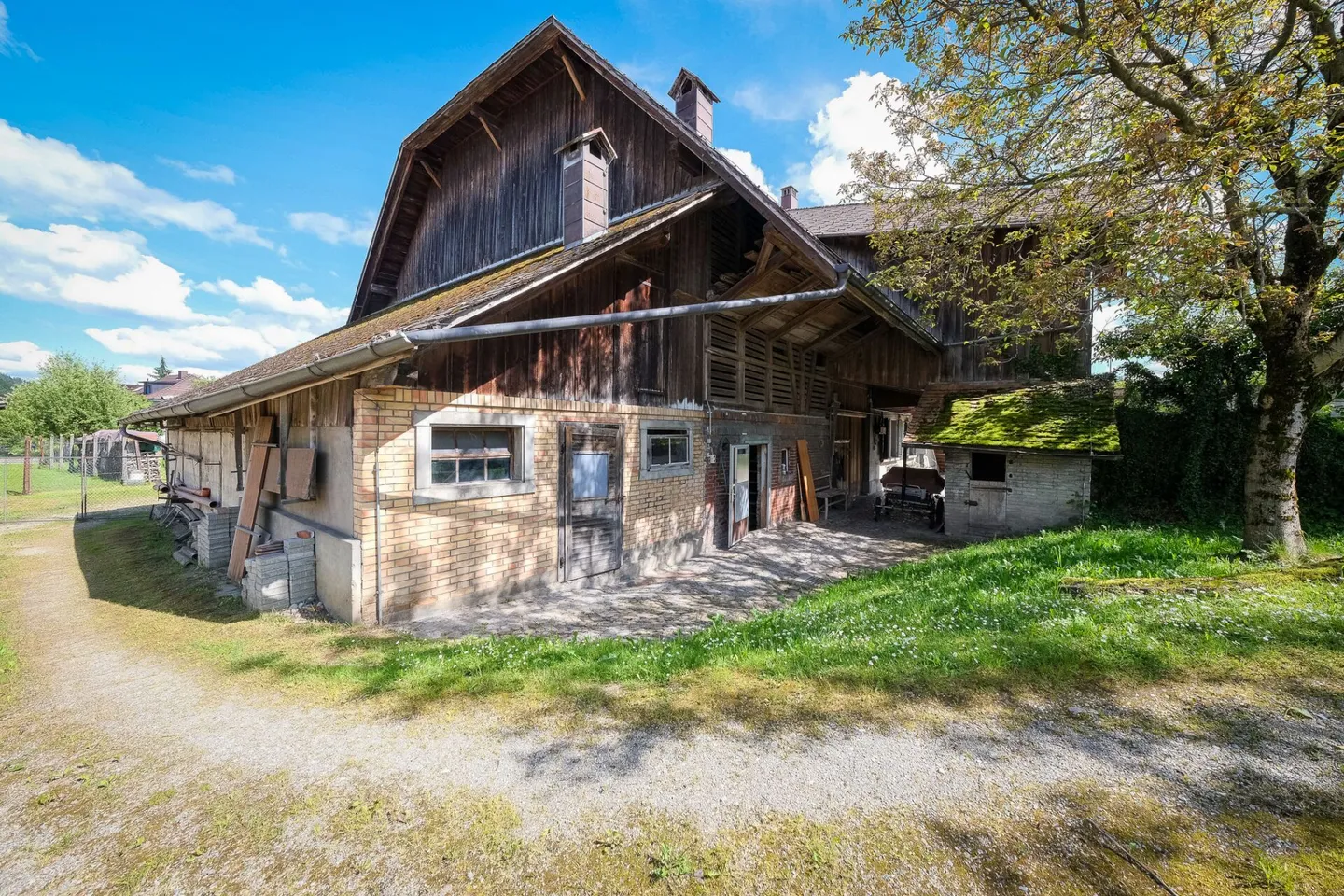 Farmhouse with 2 apartments on 3,935 m2 - Photo 14 of 20