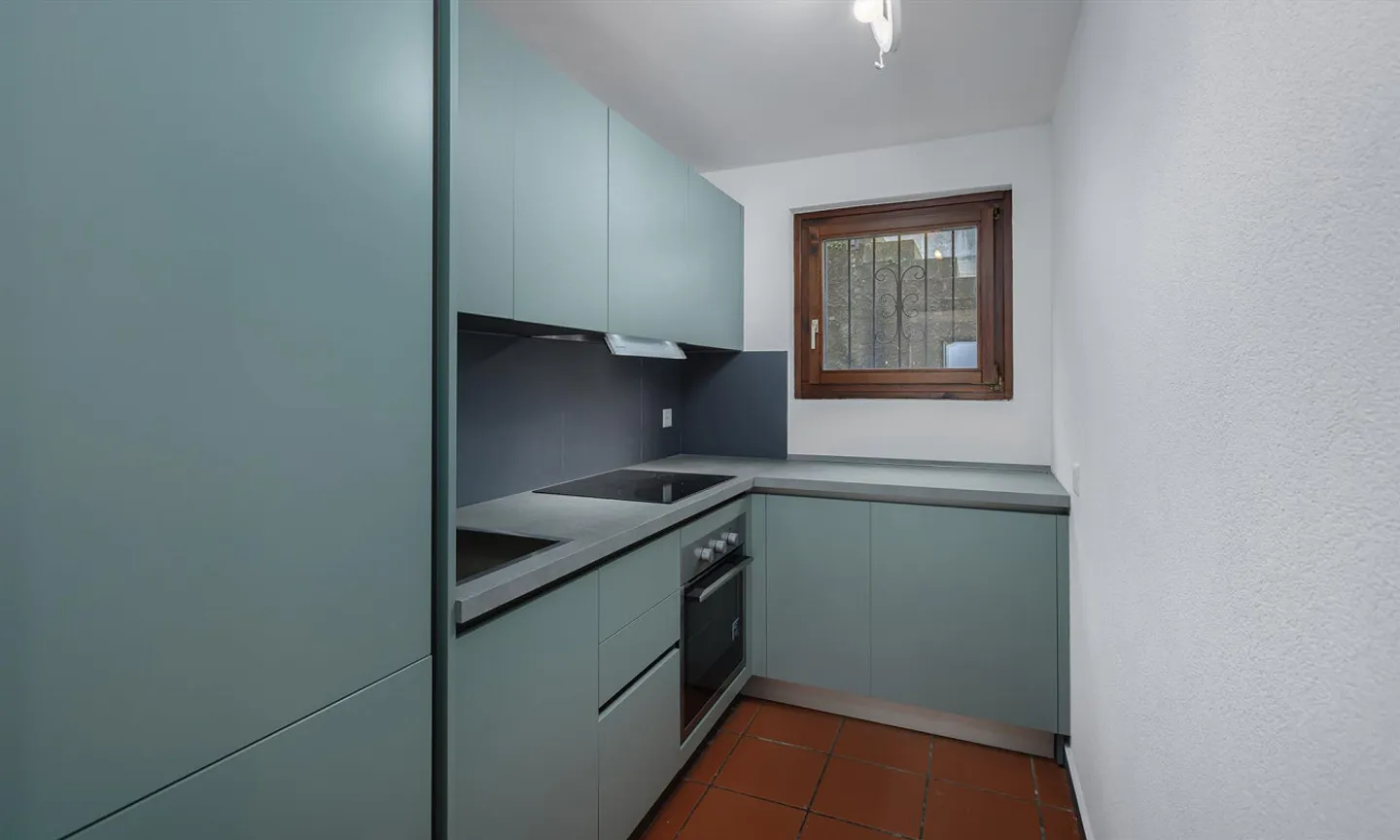 Casa bifamiliare con 4,5 stanze e un bungalow separato ad Arogno - Foto 3 di 9