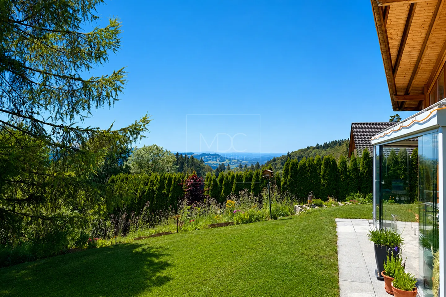 Schönes zeitgenössisches Chalet mit Panoramablick in Châtel-St-Denis - Foto 2 von 20