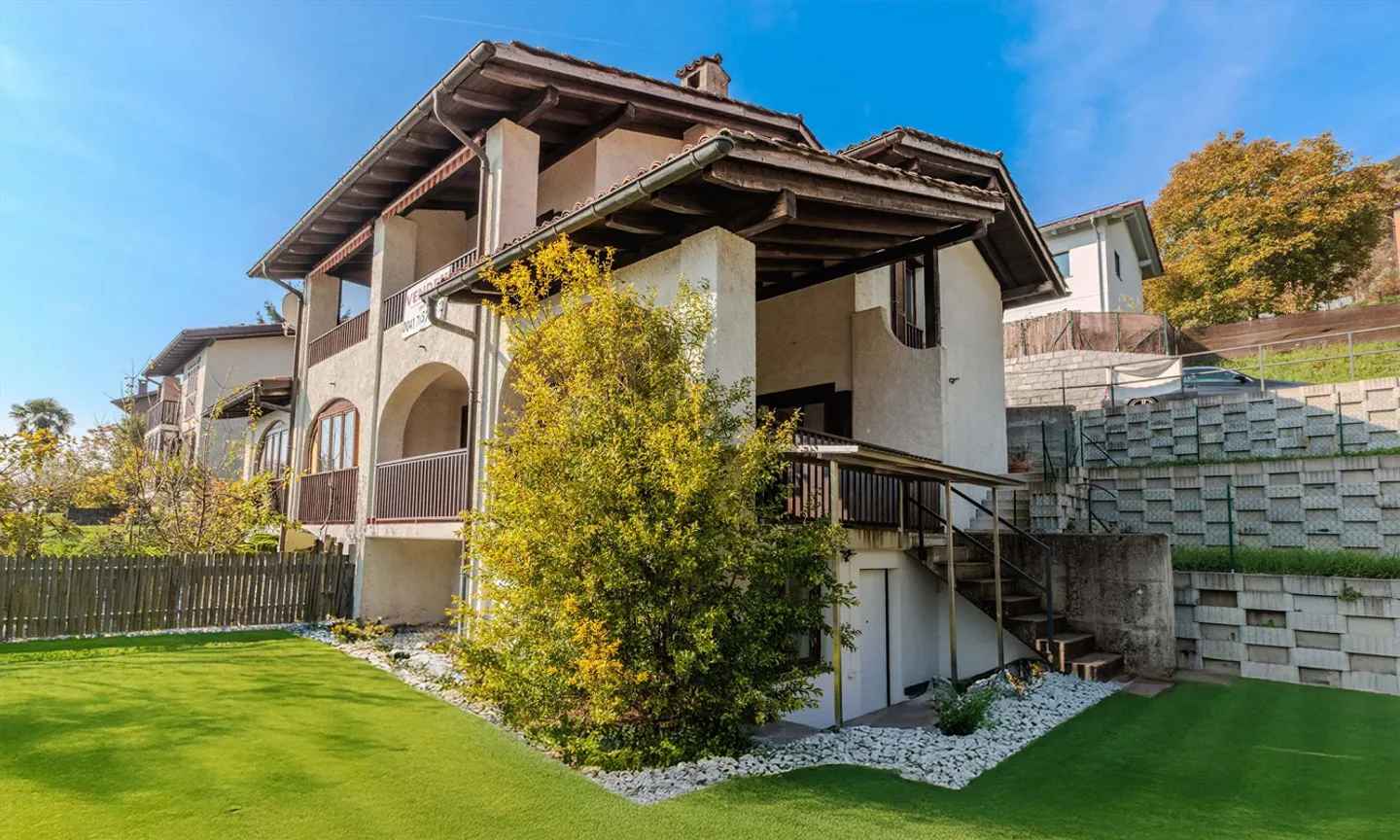 Casa bifamiliare con 4,5 stanze e un bungalow separato ad Arogno - Foto 9 di 9