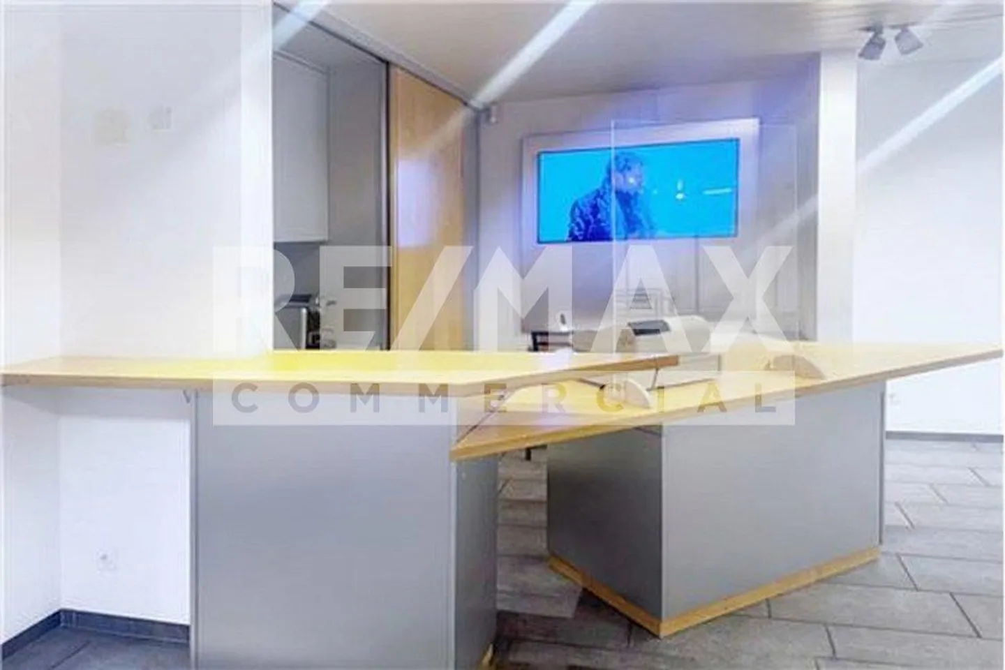 Representative shop in a central location with maximum visibility... - Photo 2 of 13