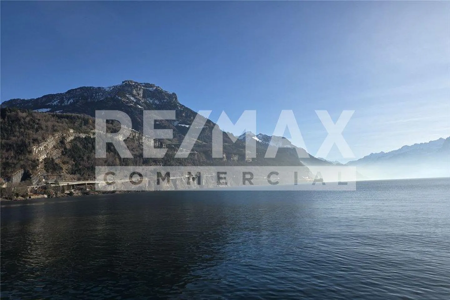 Representative shop in a central location with maximum visibility... - Photo 11 of 13