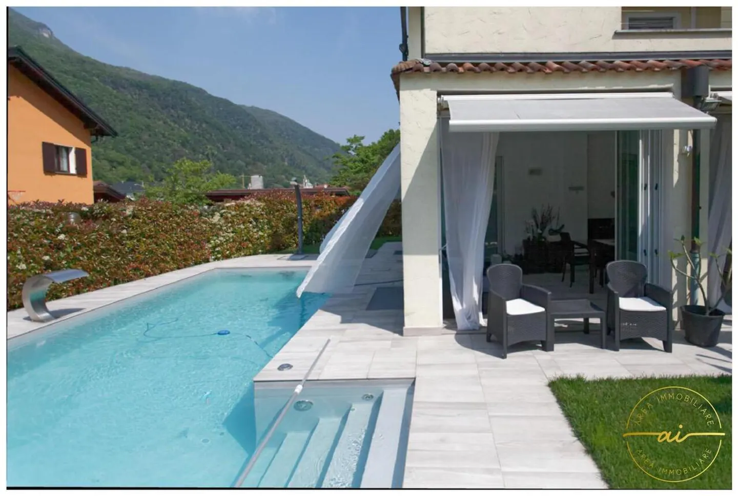 Villa con grande veranda, giardino e piscina privata - Foto 2 di 13