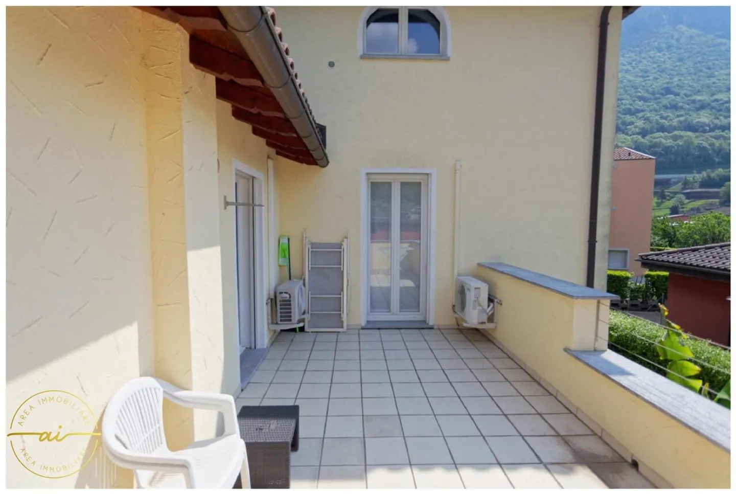 Villa con grande veranda, giardino e piscina privata - Foto 11 di 13