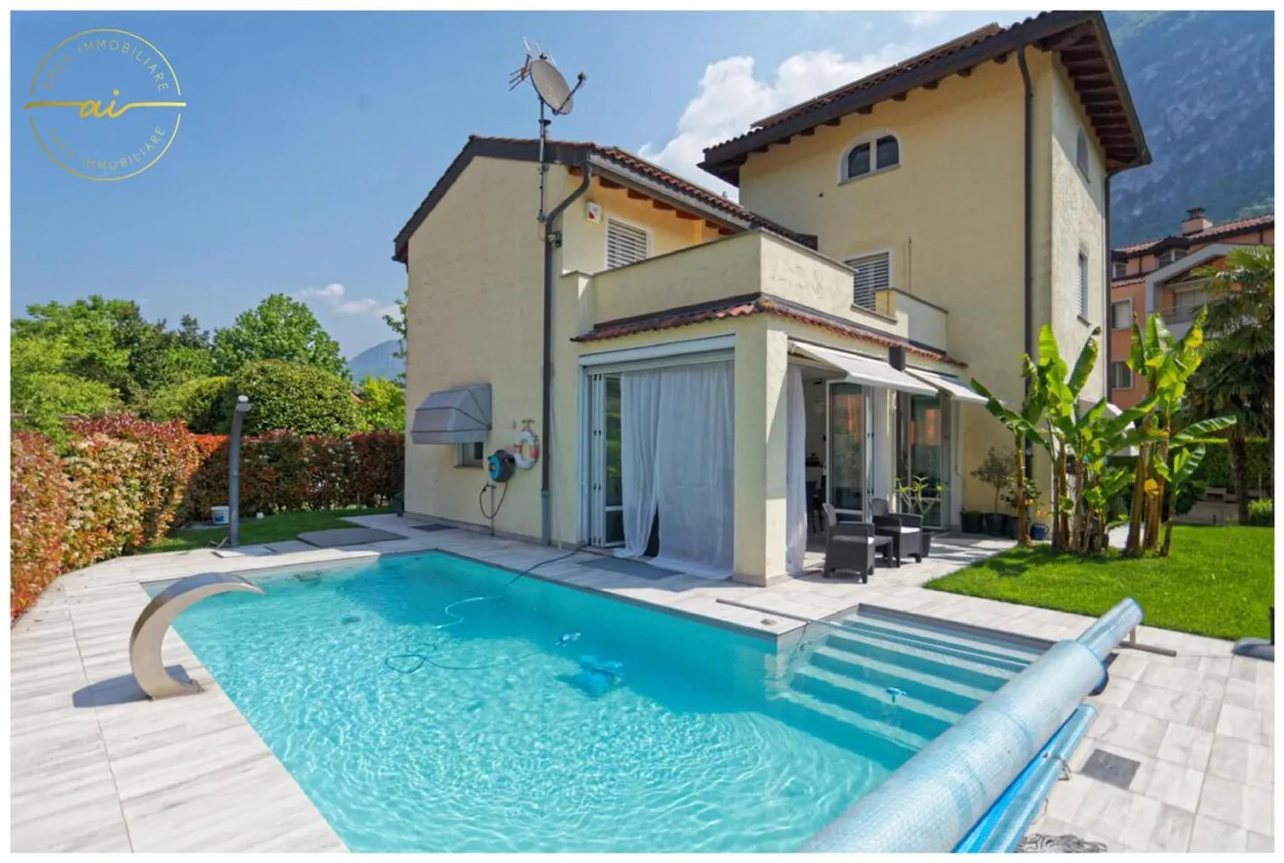 Villa con grande veranda, giardino e piscina privata - Foto 1 di 13