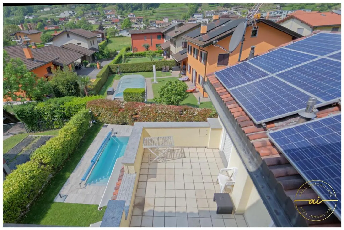 Villa con grande veranda, giardino e piscina privata - Foto 12 di 13