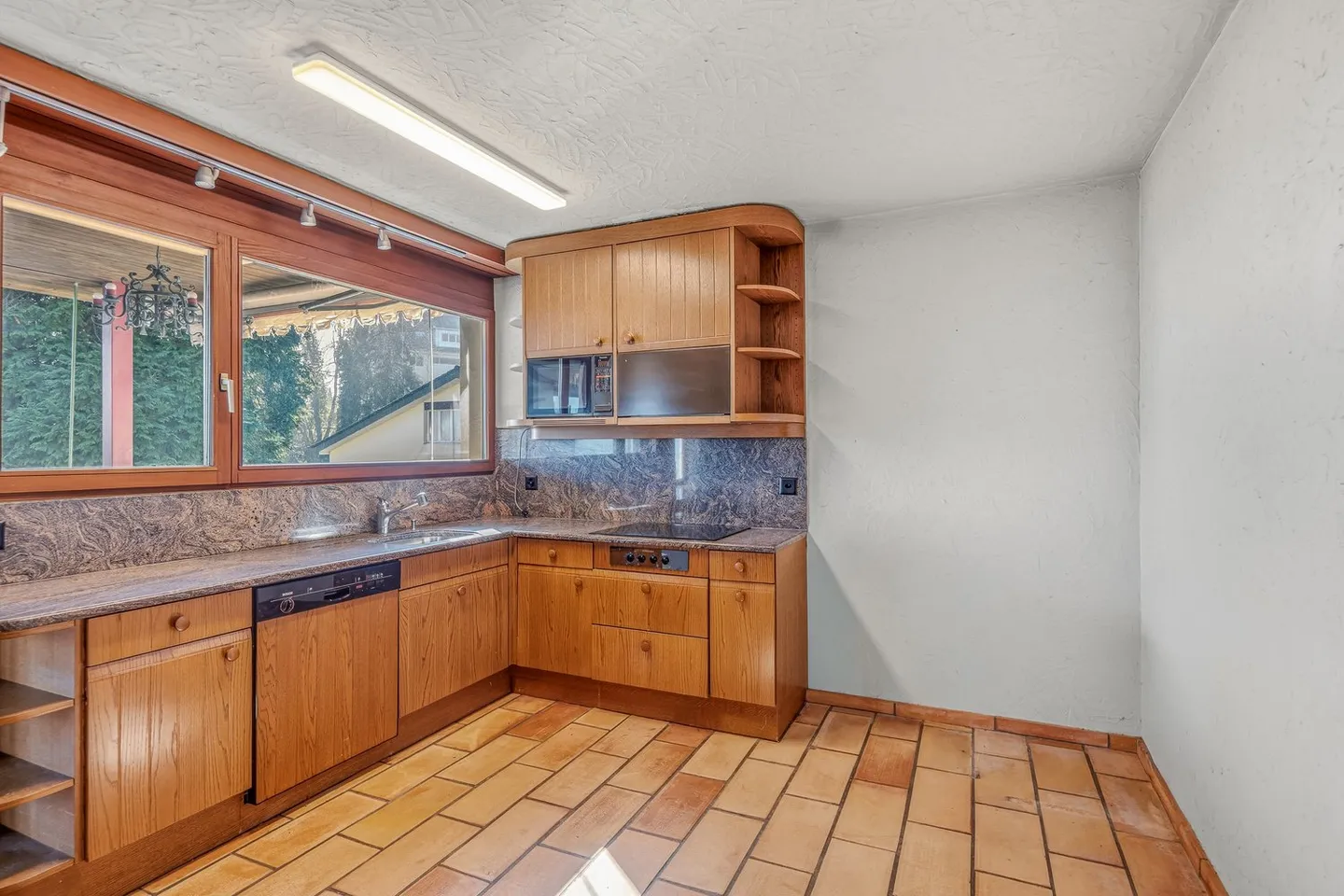 Charming Country House with a View and Development Potential - Photo 3 of 7