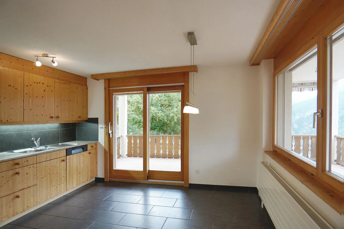 Helle 4,5 Zimmer Wohnung mit sonniger Weitsicht (inkl. Garage) - Foto 4 von 12