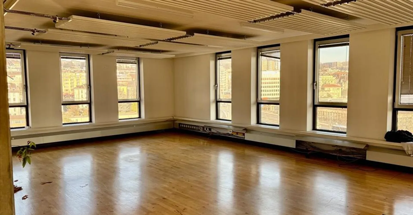 Office space for rent - Photo 2 of 9