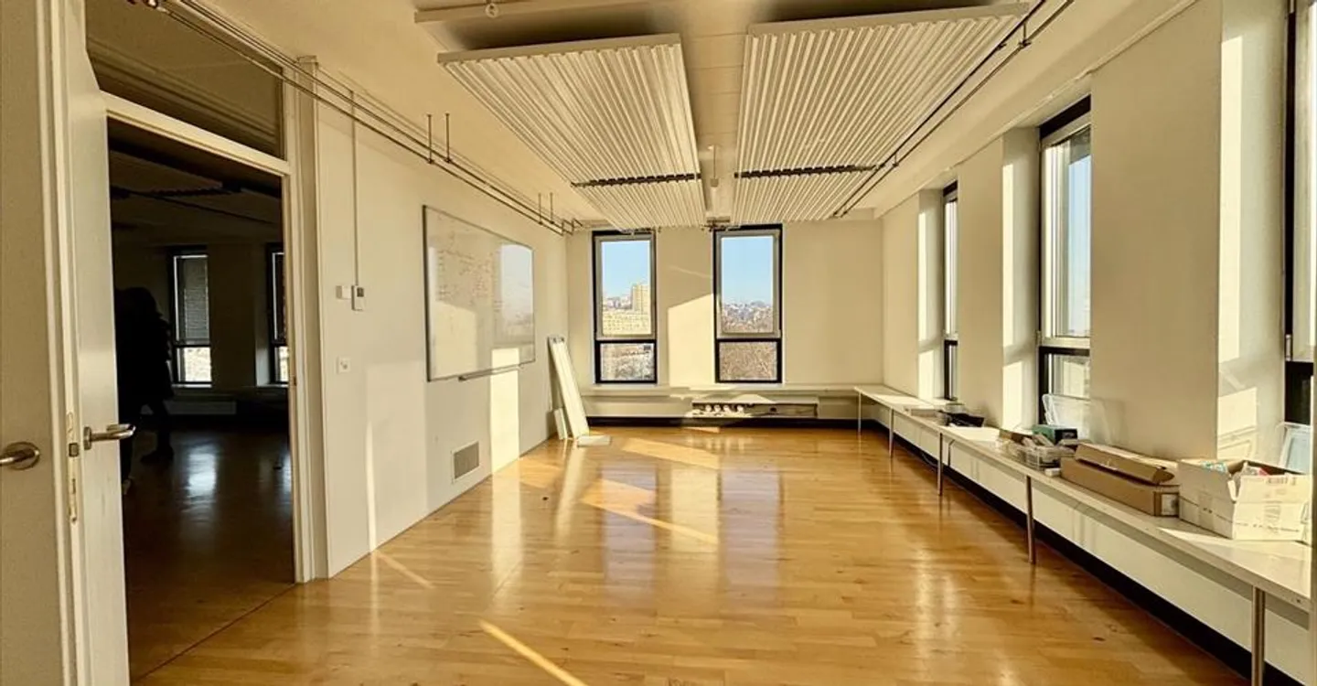 Office space for rent - Photo 3 of 9