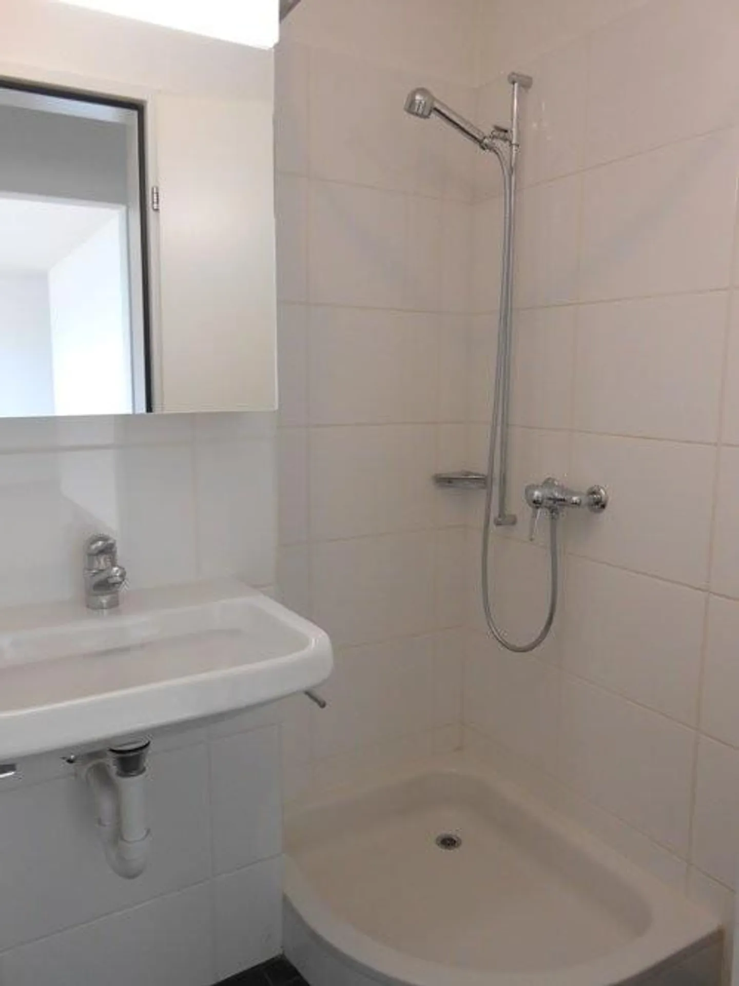 RENT WITHOUT DEPOSIT - Single room with wet cell as studio or office - Photo 3 of 4