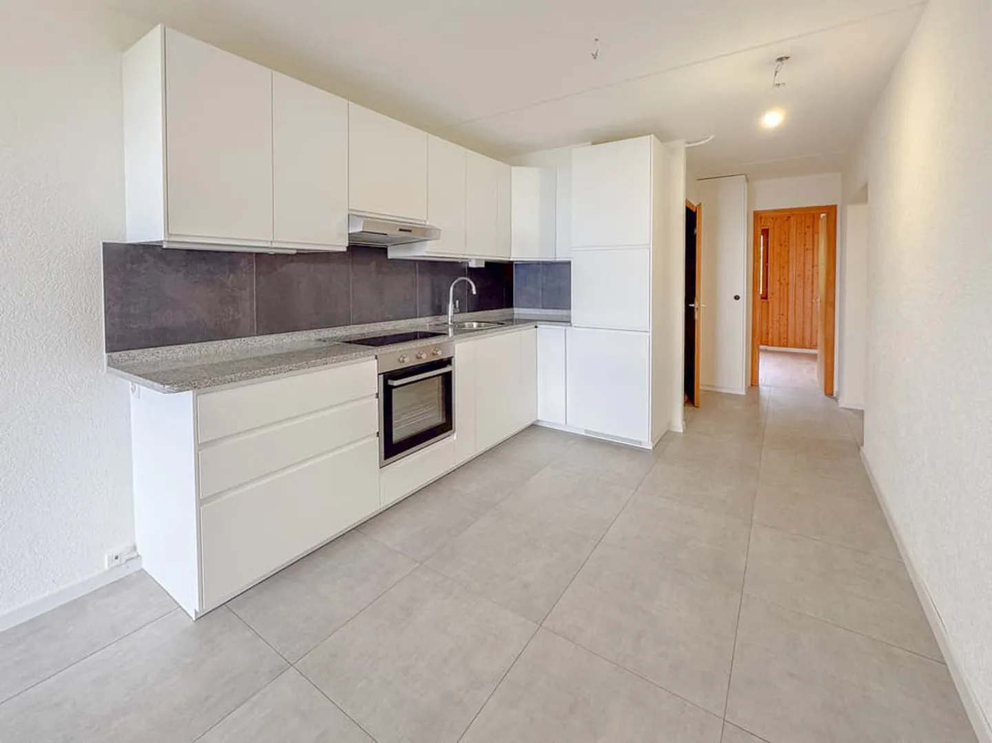 2,5-Zimmer-Wohnung mit Balkon - Wunderschöner Ausblick - Renoviert 2025 - Foto 4 von 11