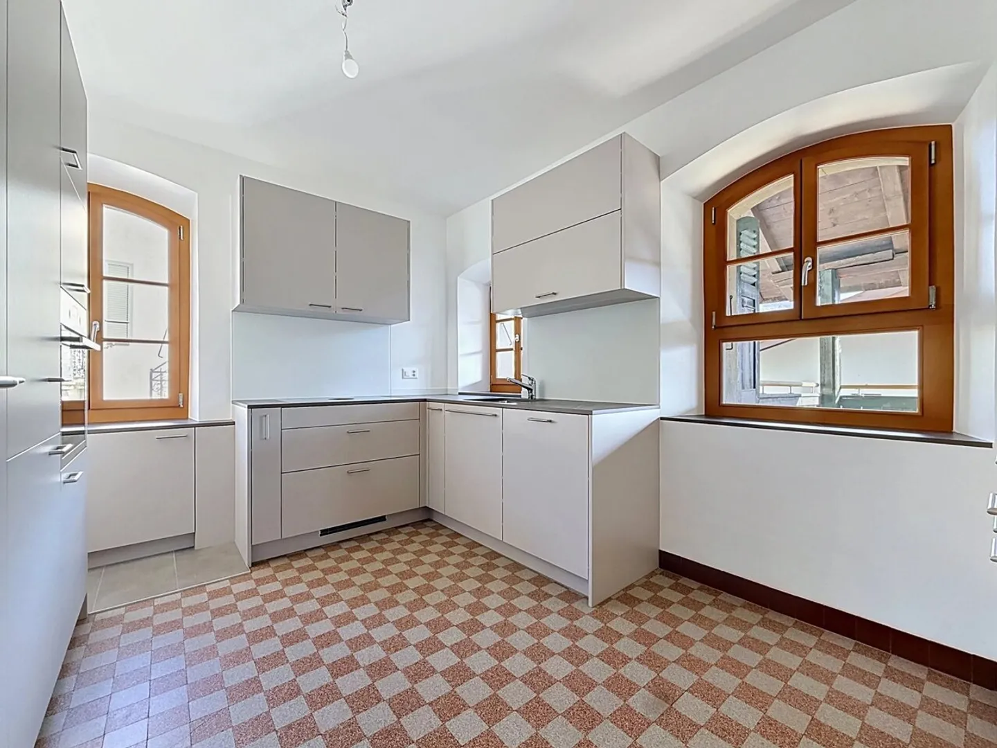 For rent: Renovated 4.5 rooms of 150 m² with garden, garage and panoramic view - Photo 1 of 13