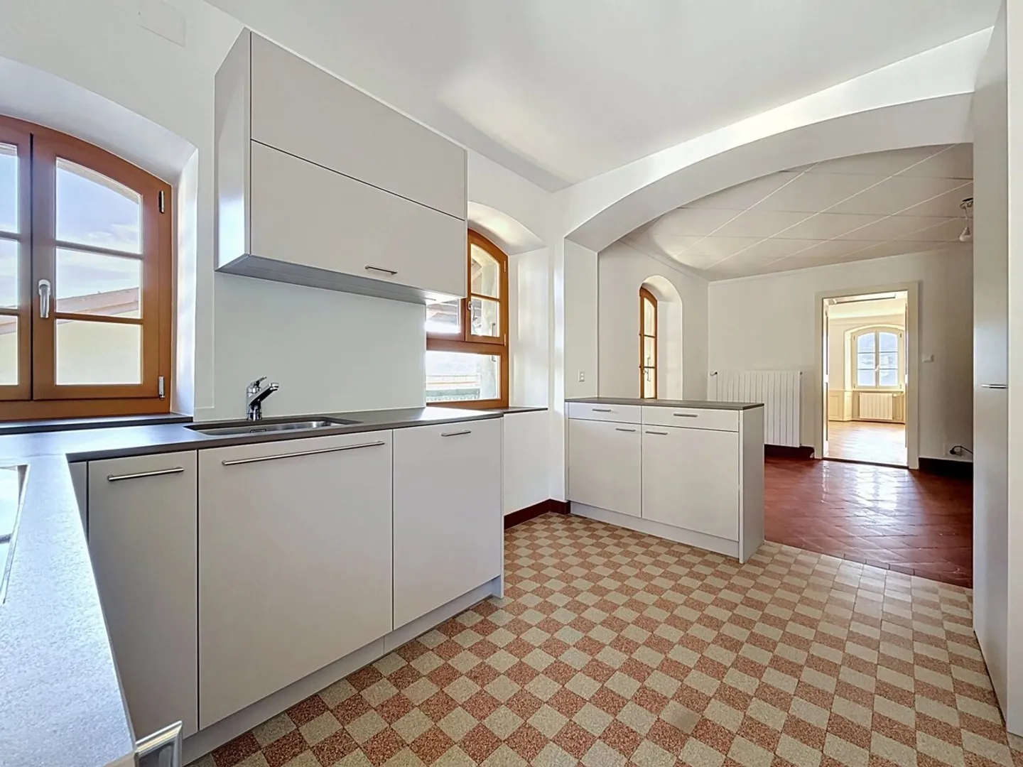 For rent: Renovated 4.5 rooms of 150 m² with garden, garage and panoramic view - Photo 2 of 13