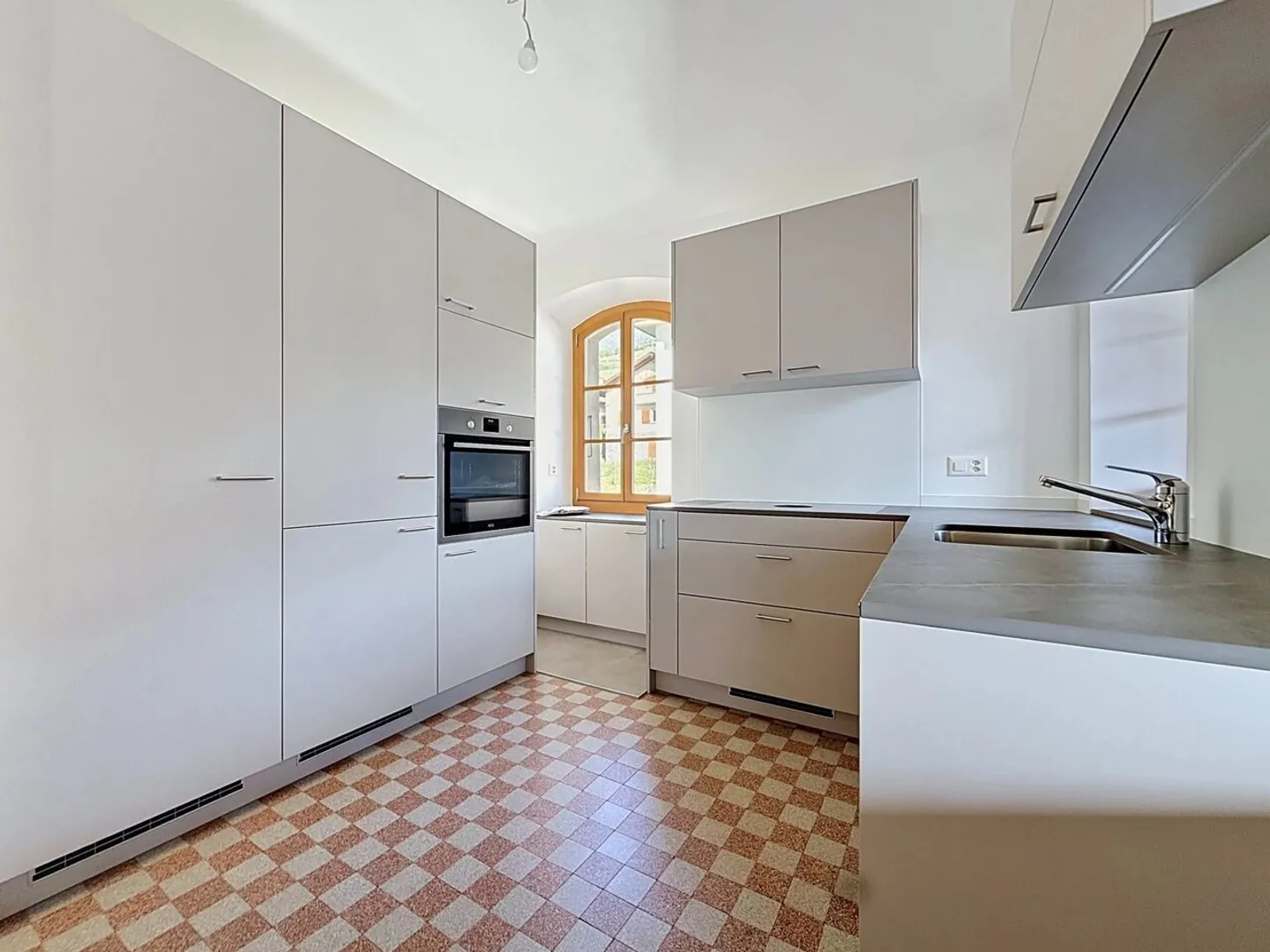 For rent: Renovated 4.5 rooms of 150 m² with garden, garage and panoramic view - Photo 3 of 13