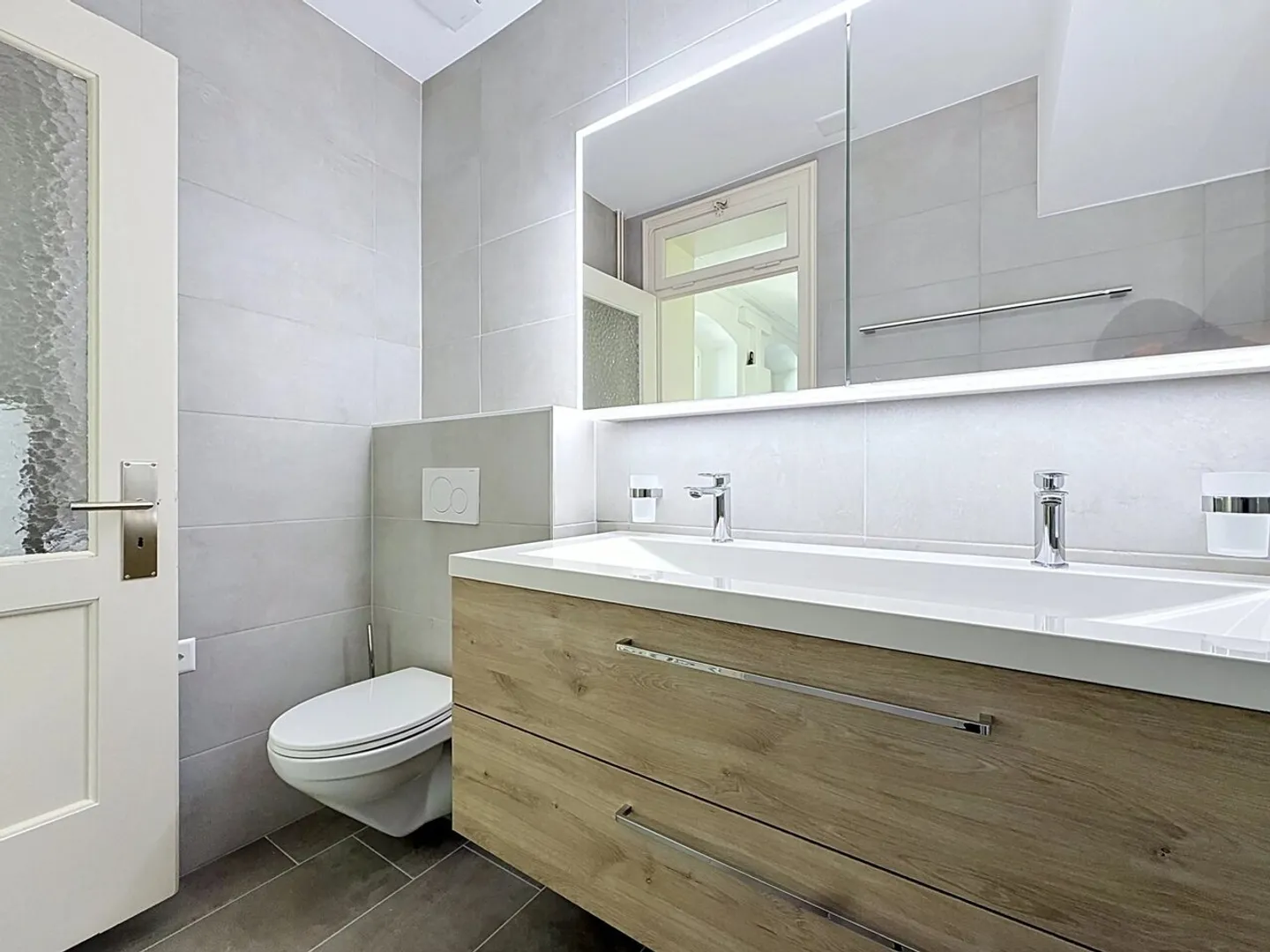 For rent: Renovated 4.5 rooms of 150 m² with garden, garage and panoramic view - Photo 12 of 13