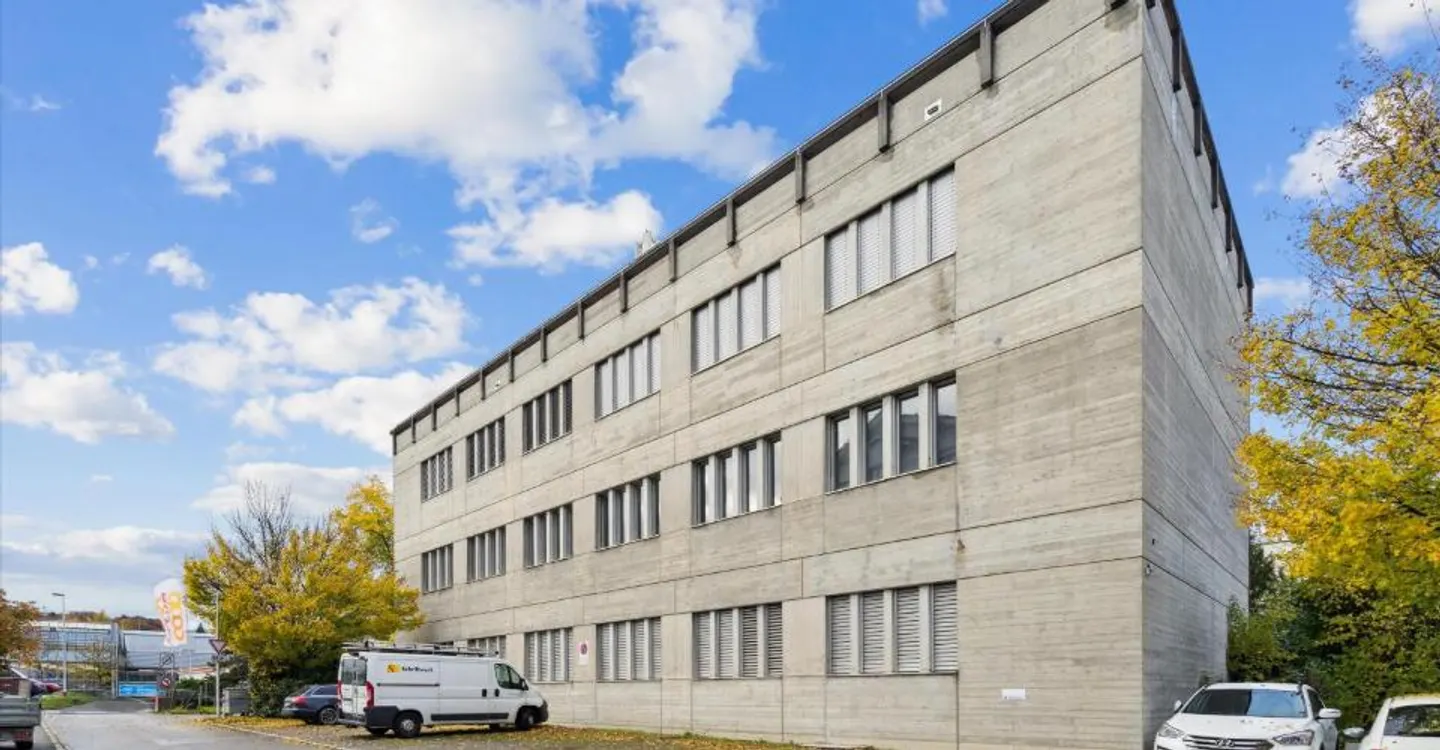 Plenty of Space for Movement and Success – 267 m² Commercial Space with Numerous Parking - Photo 3 of 9