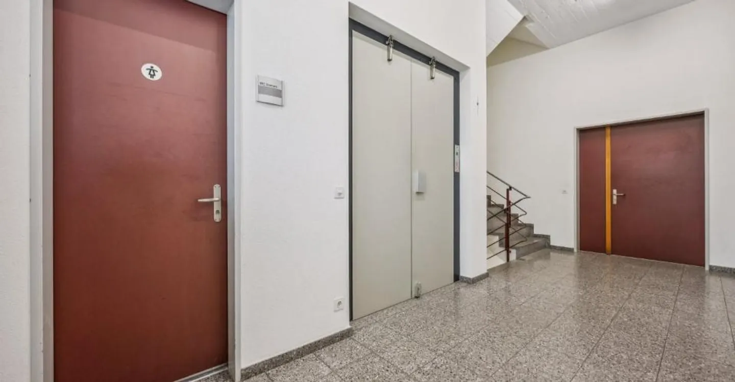 Plenty of Space for Movement and Success – 267 m² Commercial Space with Numerous Parking - Photo 9 of 9