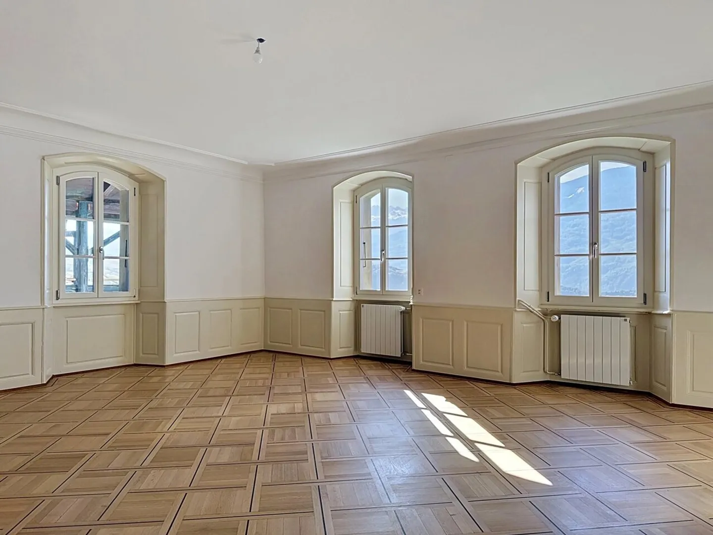 For rent: Renovated 4.5 rooms of 150 m² with garden, garage and panoramic view - Photo 9 of 13