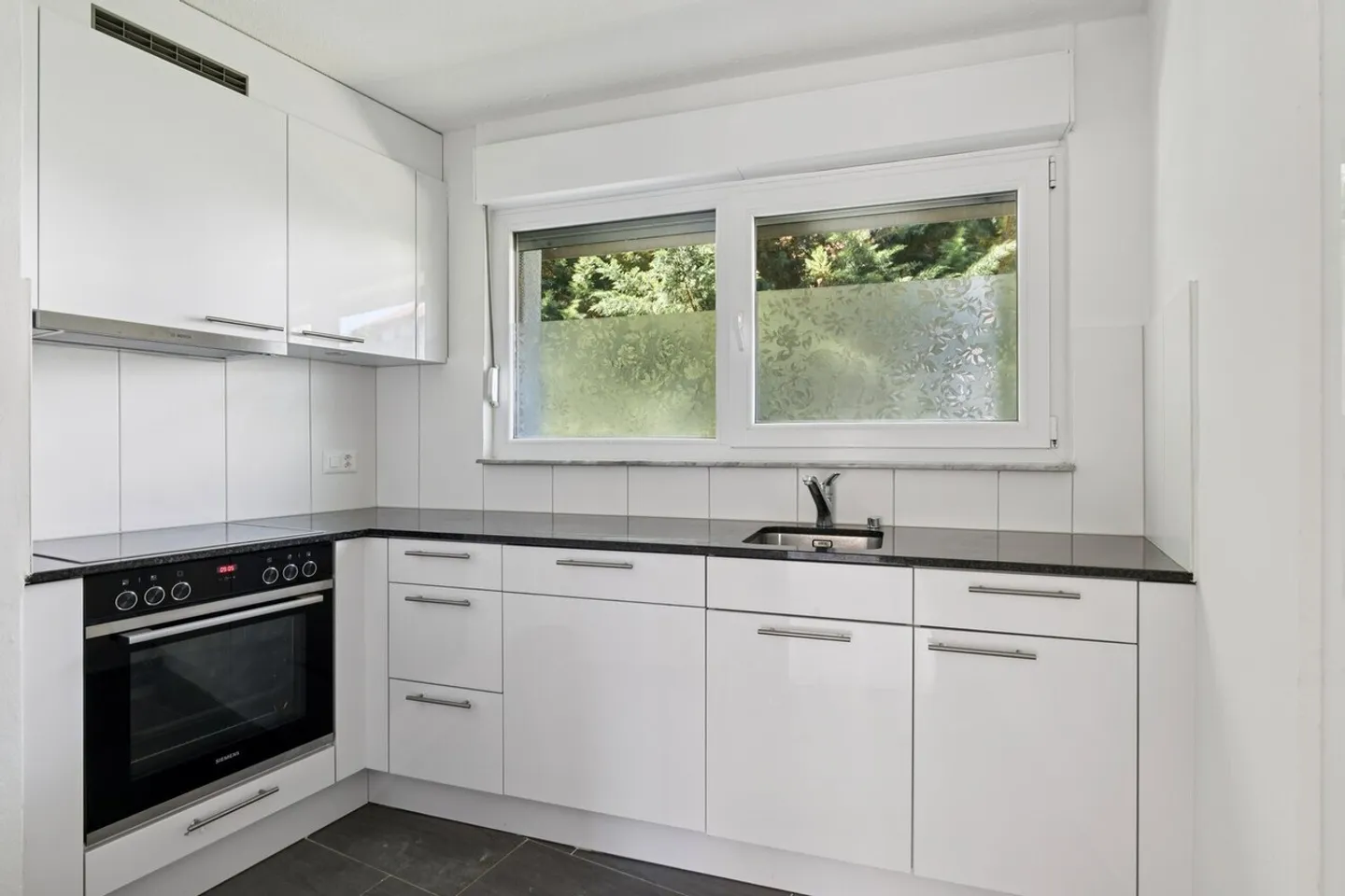 Super Location - Renovated - 2 Balconies - Photo 4 of 7
