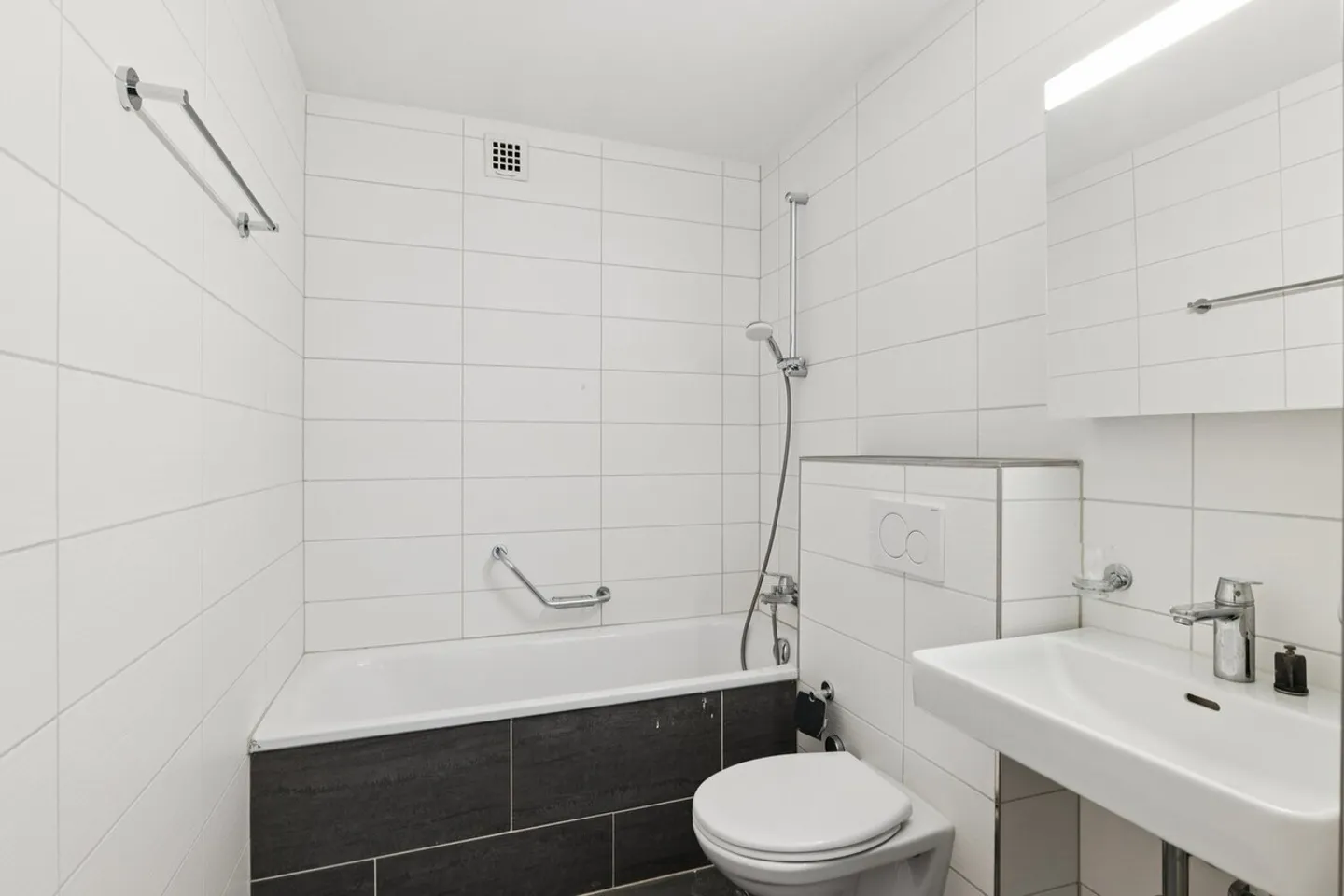 Super Location - Renovated - 2 Balconies - Photo 5 of 7