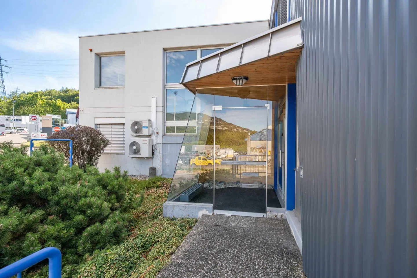 Office spaces from 230 m2 in a small administrative building - Photo 4 of 8