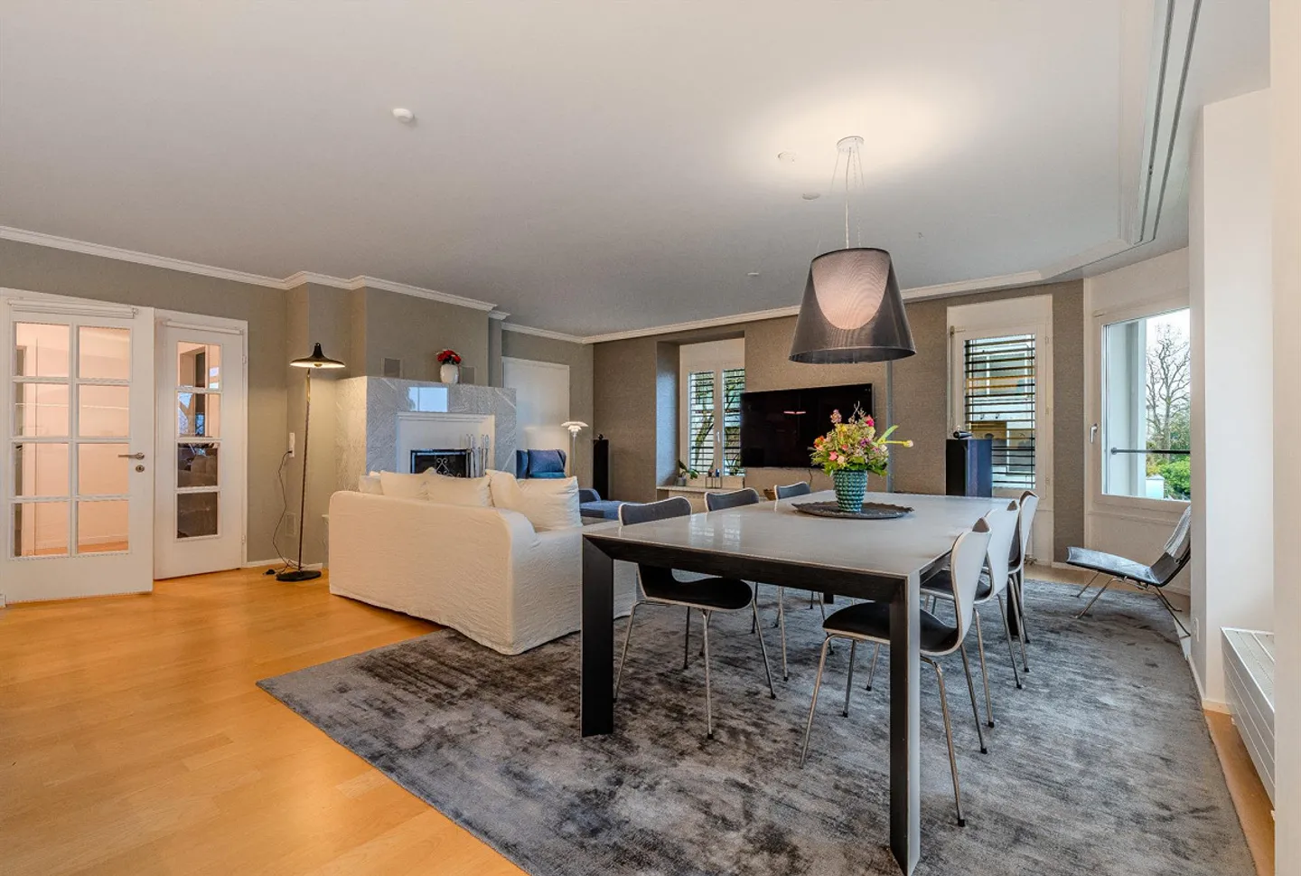 Charming old-style apartment with breathtaking lake and mountain views - Photo 2 of 13