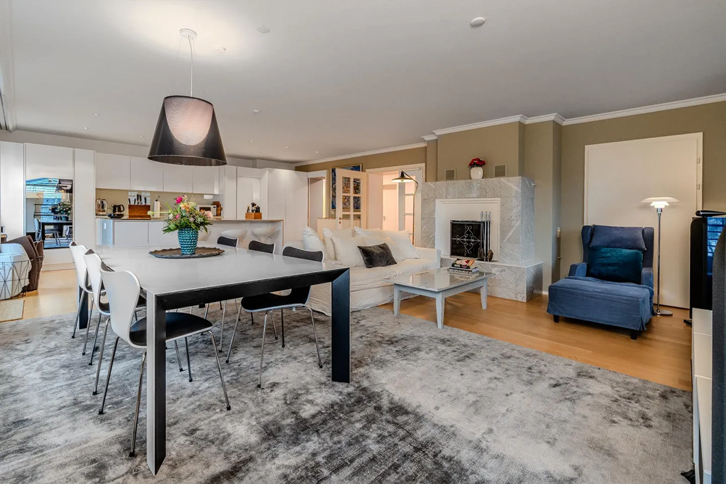 Charming old-style apartment with breathtaking lake and mountain views - Photo 4 of 13