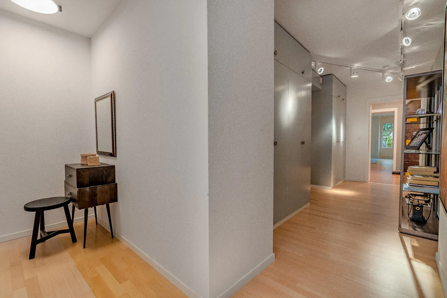 Charming old-style apartment with breathtaking lake and mountain views - Photo 9 of 13