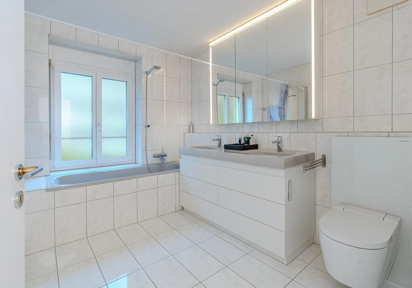 Charming old-style apartment with breathtaking lake and mountain views - Photo 10 of 13