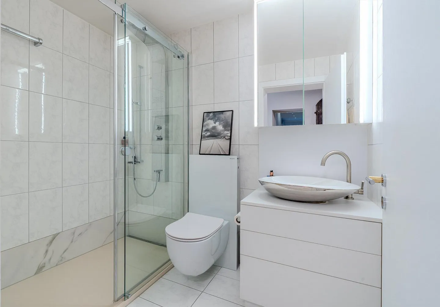 Charming old-style apartment with breathtaking lake and mountain views - Photo 11 of 13