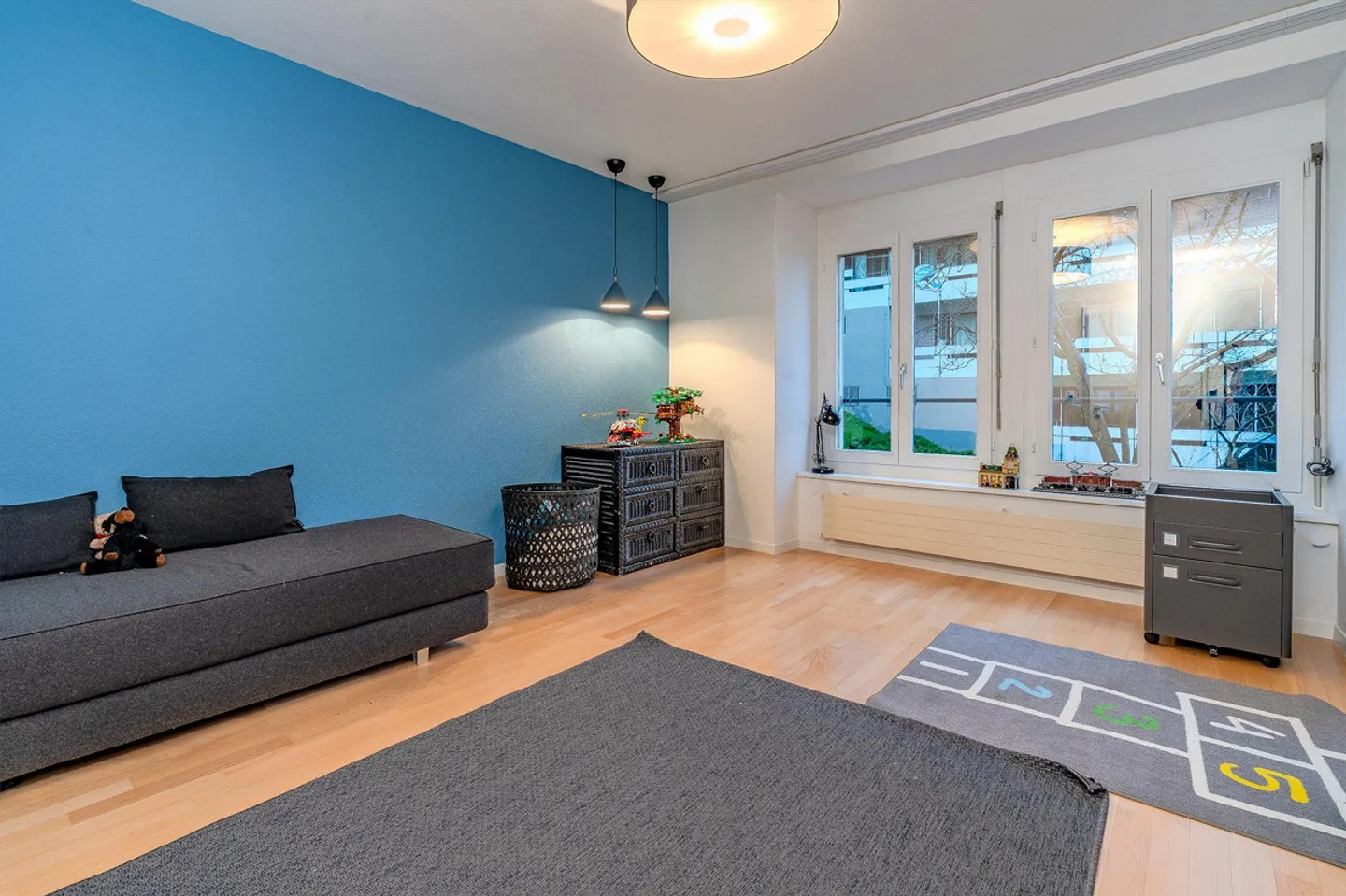 Charming old-style apartment with breathtaking lake and mountain views - Photo 8 of 13