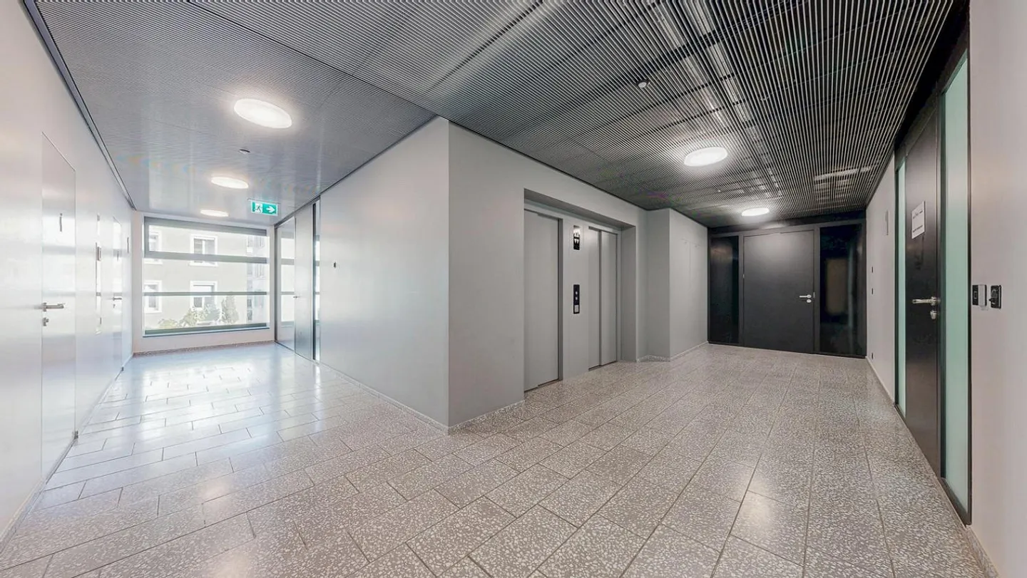 Modern, light-flooded office space in a central location ready for occupancy - Photo 3 of 13
